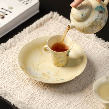 Suport ceramic pentru ceainic cu design floral, tavă de ceai pictată manual cu margarete, accesoriu pentru ceremonia ceaiului