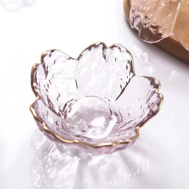 Japán stílusú üvegtál rózsaszín aranyszegéllyel, sakura virág mintával, kis tál mártásokhoz