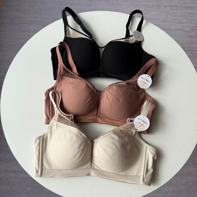Bez žice grudnjak s podstavom 100% svila moruše; lagan, mekan i udoban; bez žice; šalice 3/4 s gornjim dielom tanjim, donjim debljim; fiksne naramenice; stražnje kopče s četiri reda kvačica i očiju