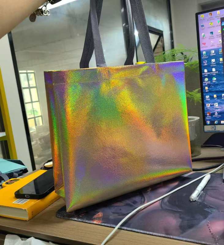 Geantă din PP laminat nețesut, ecologică și durabilă, personalizabilă prin serigrafie și imprimare în culori, pentru cumpărături, promovare, ambalare și depozitare.
