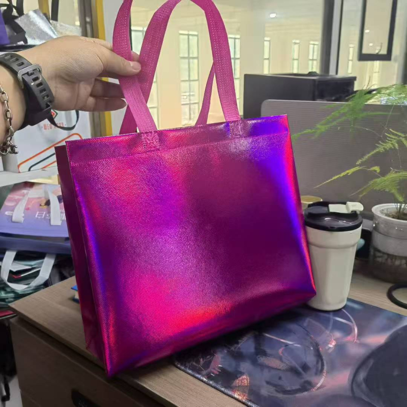 Geantă din PP laminat nețesut, ecologică și durabilă, personalizabilă prin serigrafie și imprimare în culori, pentru cumpărături, promovare, ambalare și depozitare.