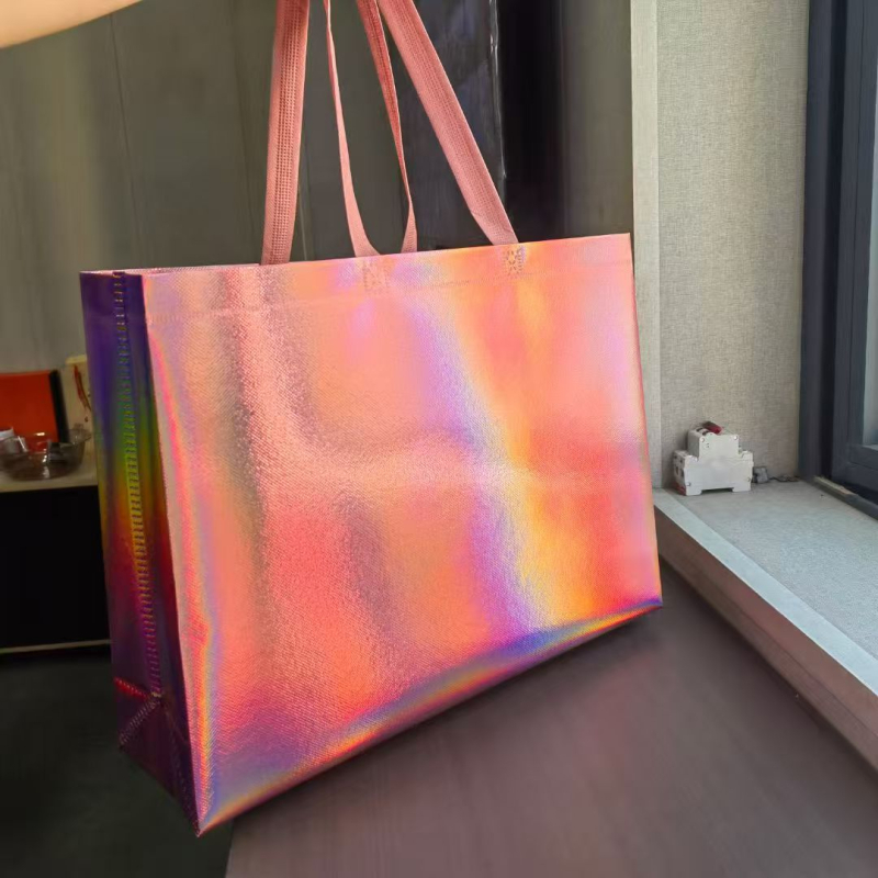 Geantă din PP laminat nețesut, ecologică și durabilă, personalizabilă prin serigrafie și imprimare în culori, pentru cumpărături, promovare, ambalare și depozitare.