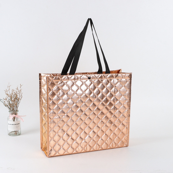 Geantă tote din material nețesut laminat, cu logo laser personalizat – geantă promoțională pentru haine
