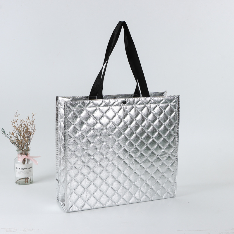 Geantă tote din material nețesut laminat, cu logo laser personalizat – geantă promoțională pentru haine