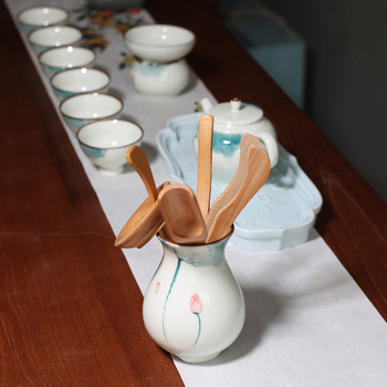 Set ceramic pentru ceremonie de ceai cu lotus pictat manual sub glazură, cu linguriță, suport pentru ceai și ac de ceai