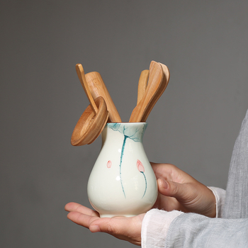 Set ceramic pentru ceremonie de ceai cu lotus pictat manual sub glazură, cu linguriță, suport pentru ceai și ac de ceai