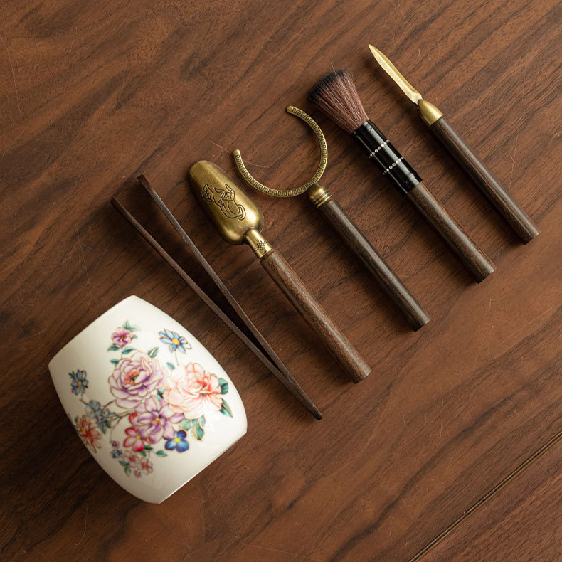 Porțelan din jad alb cu fir auriu și motiv floarea-soarelui — Set de ceremonie a ceaiului cu Șase Domni, pentru uz casnic, accesorii premium (cuțit de ceai, clește de ceai, perie de ceai)