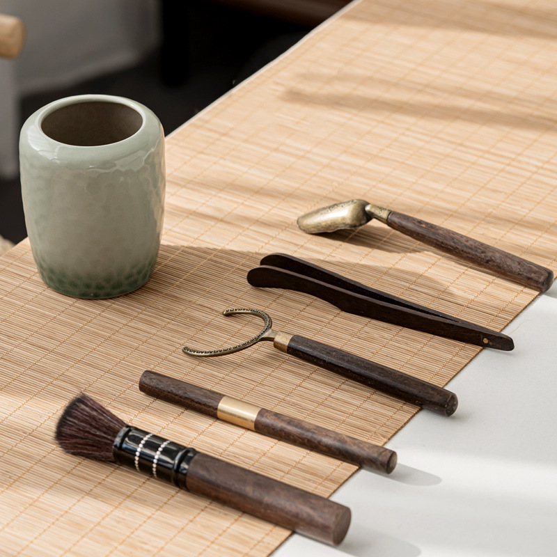 Set de ceai Gongfu din ceramică neagră cu ustensile din lemn – șase piese