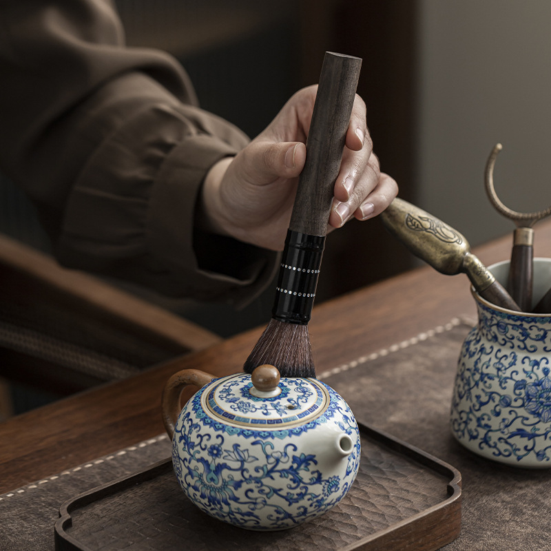 Set ceramic pentru ceremonia ceaiului cu lotus și cei Șase Domni: suport pentru stilou, ceainic, stilou de ceai, linguriță de ceai, clips pentru ceai, cuțit de ceai, tavă pentru ceai