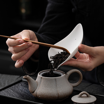 Accesorii ceremoni de ceai din ceramică: lingură de ceai, lingură cu design lotus, separator de ceai și ustensile de degustare