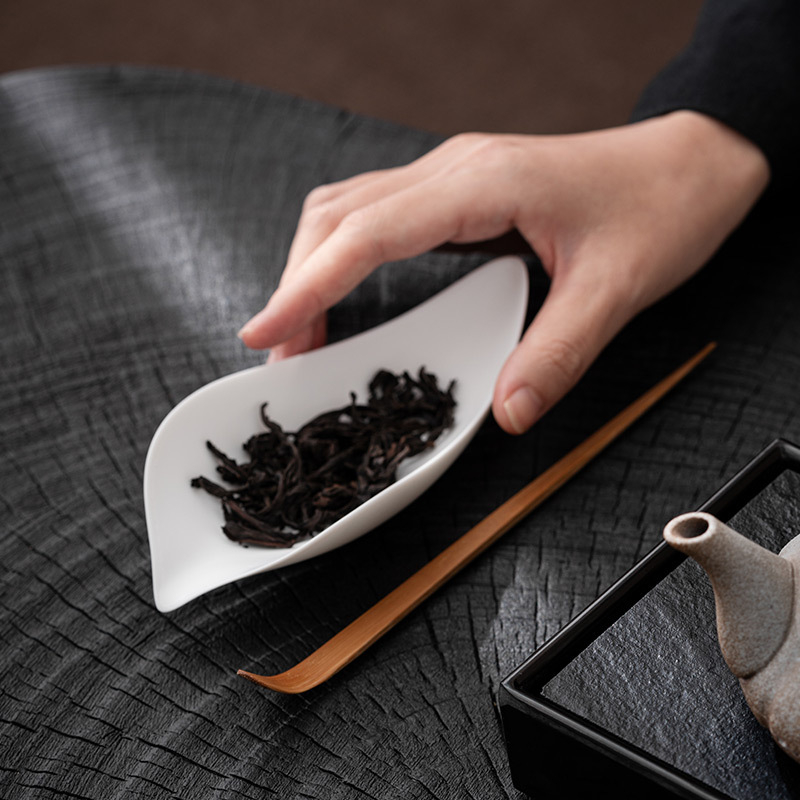 Accesorii ceremoni de ceai din ceramică: lingură de ceai, lingură cu design lotus, separator de ceai și ustensile de degustare
