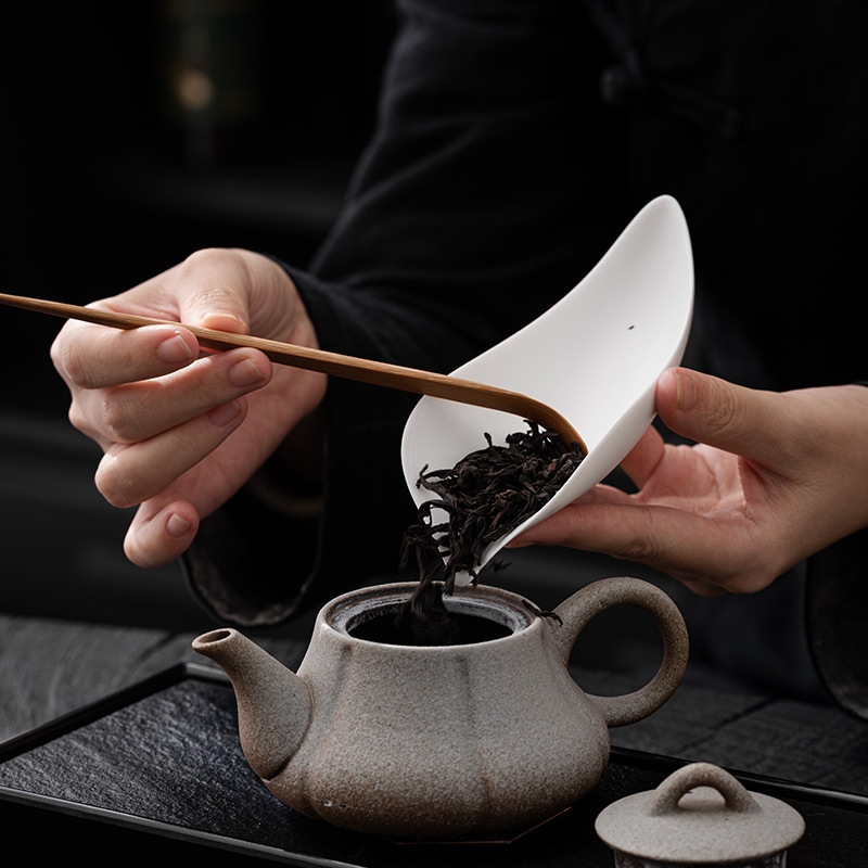 Accesorii ceremoni de ceai din ceramică: lingură de ceai, lingură cu design lotus, separator de ceai și ustensile de degustare