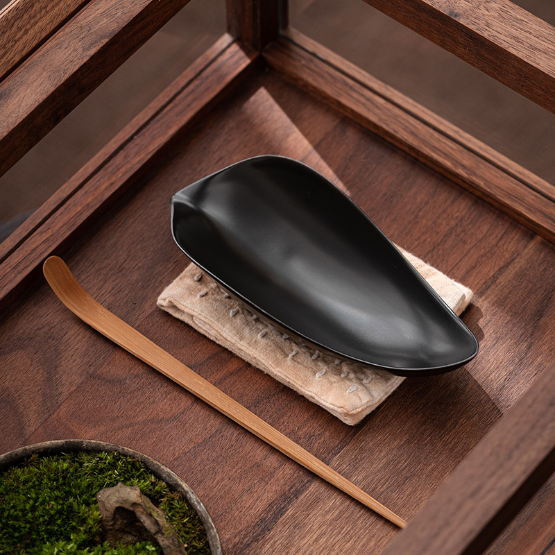 Accesorii ceremoni de ceai din ceramică: lingură de ceai, lingură cu design lotus, separator de ceai și ustensile de degustare