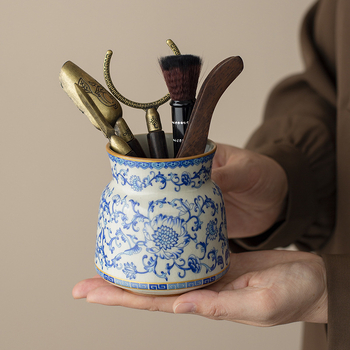 Set porțelan pentru ceremonial ceai cu motiv lotus răsucit; include ac pentru ceai, clemă pentru ceai, stilou de întreținere a ceainicului și unelte de infuzare