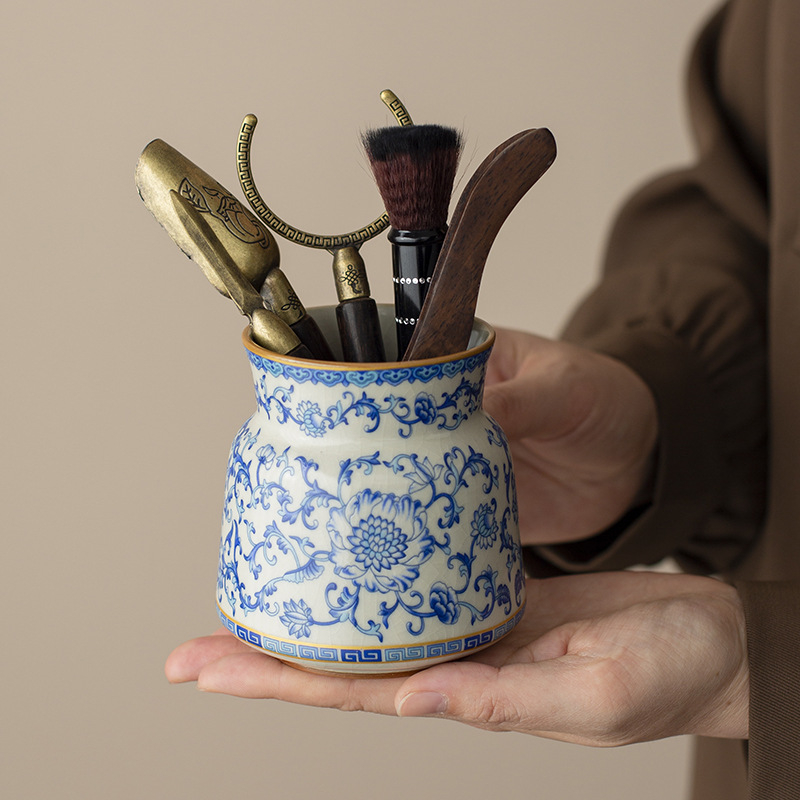 Set porțelan pentru ceremonial ceai cu motiv lotus răsucit; include ac pentru ceai, clemă pentru ceai, stilou de întreținere a ceainicului și unelte de infuzare