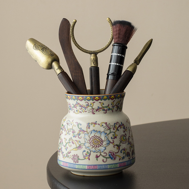 Set porțelan pentru ceremonial ceai cu motiv lotus răsucit; include ac pentru ceai, clemă pentru ceai, stilou de întreținere a ceainicului și unelte de infuzare