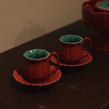 Set Gongfu de ceai din porțelan Jingdezhen cu glazură roșie, căni în formă de petale și motiv de petale de crizantemă