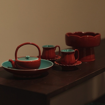Set Gongfu de ceai din porțelan Jingdezhen cu glazură roșie, căni în formă de petale și motiv de petale de crizantemă