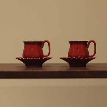 Set Gongfu de ceai din porțelan Jingdezhen cu glazură roșie, căni în formă de petale și motiv de petale de crizantemă