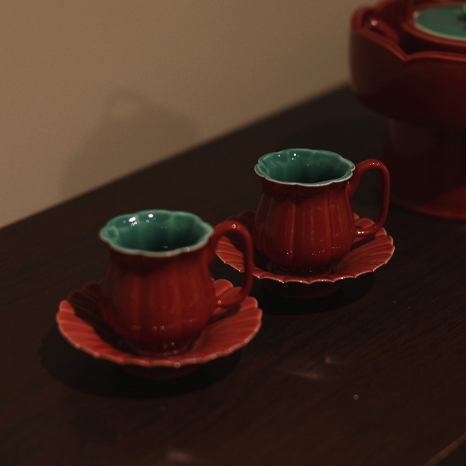 Set Gongfu de ceai din porțelan Jingdezhen cu glazură roșie, căni în formă de petale și motiv de petale de crizantemă