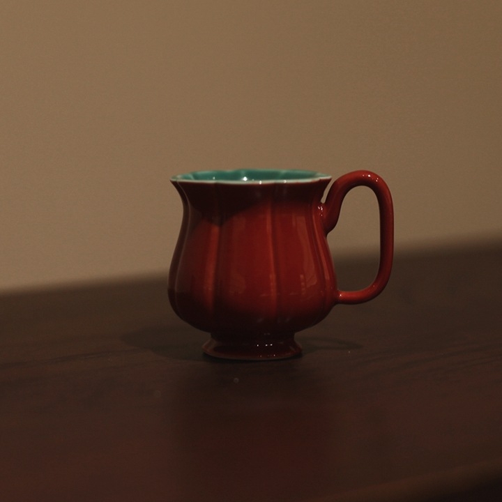 Set Gongfu de ceai din porțelan Jingdezhen cu glazură roșie, căni în formă de petale și motiv de petale de crizantemă