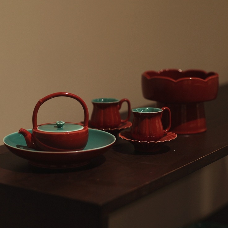 Set Gongfu de ceai din porțelan Jingdezhen cu glazură roșie, căni în formă de petale și motiv de petale de crizantemă