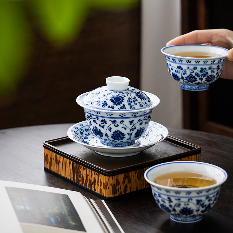 Lotus albastru-alb: set de ceai cu capac, trei piese, ceramic Gongfu stil