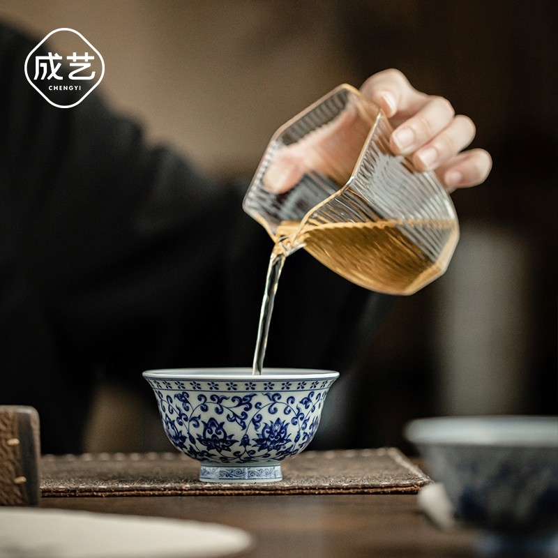 Ceașcă de porțelan cu motiv Yongle – liană de lotus, mare dimensiune, lucrată manual, albastru-alb sub glazură