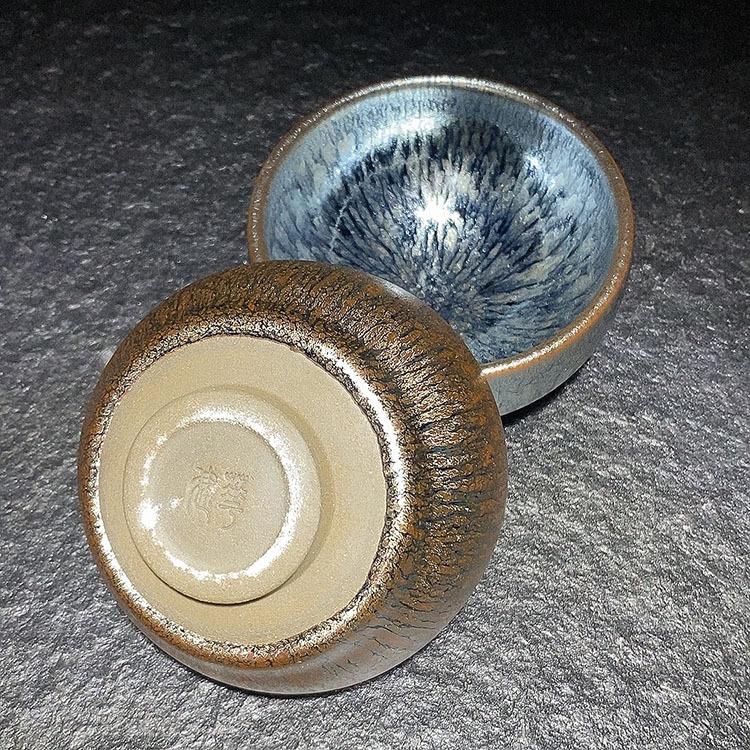 Pereche de cești de ceai cu crizanteme colorate în albastru, alb și mov – cești Zen pentru meditație, corp din minereu de fier Jianyang, set cadou, Oil-Drop Master Cup