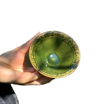 Ceșcă de ceai ceramică mare, lucrată manual, cu relief de dragon verde imperial și glazură crăpată în stil de gheață
