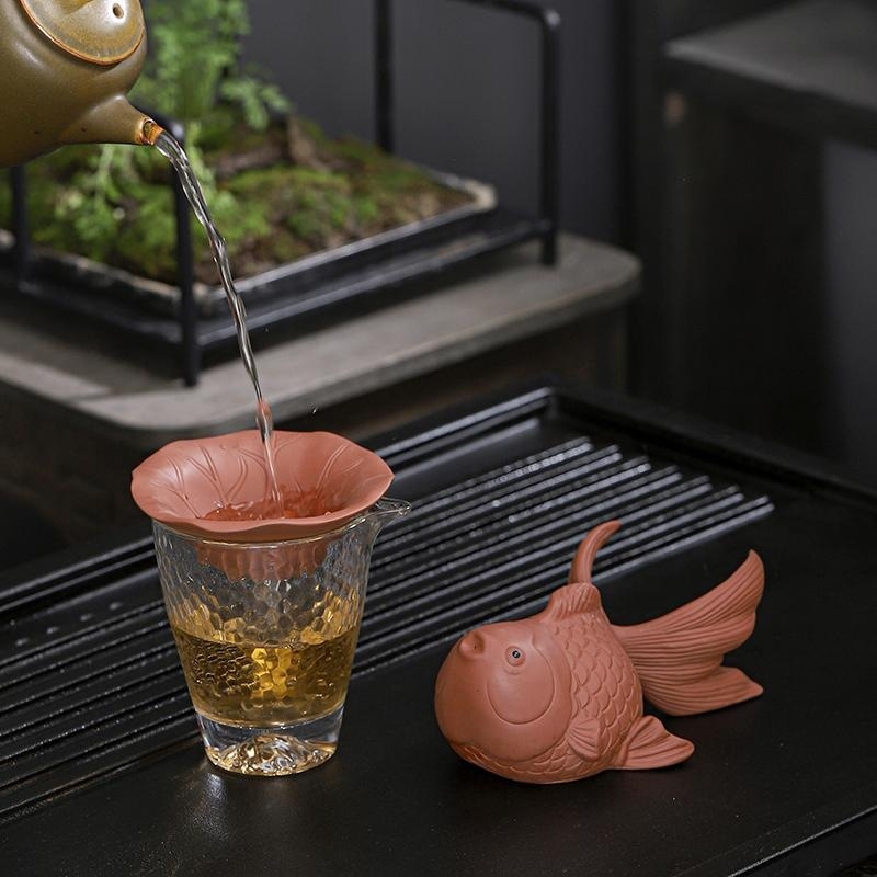 Filtru de ceai din argilă purpurie cu koi, filtru integrat pentru setul de ceai Kung Fu și ornament decorativ pentru ceai