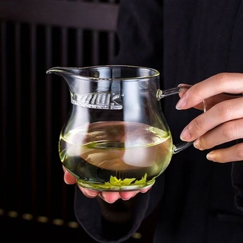 Pahar din sticlă cu filtru încorporat pentru distribuție uniformă a ceaiului, formă semilună – set pentru prepararea ceaiului verde