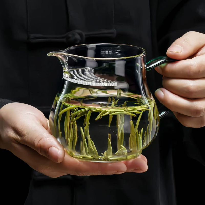 Pahar din sticlă cu filtru încorporat pentru distribuție uniformă a ceaiului, formă semilună – set pentru prepararea ceaiului verde