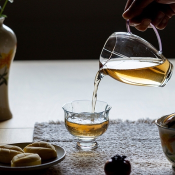 Ceasca de ceai cu mâner colorat din sticlă borosilicată, design modern și simplu pentru uz casnic, rezistentă la temperatură