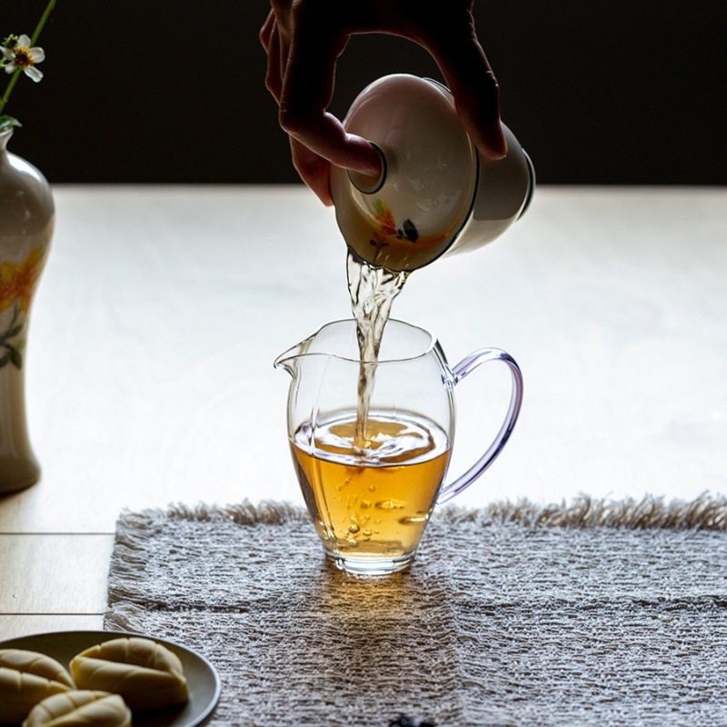 Ceasca de ceai cu mâner colorat din sticlă borosilicată, design modern și simplu pentru uz casnic, rezistentă la temperatură
