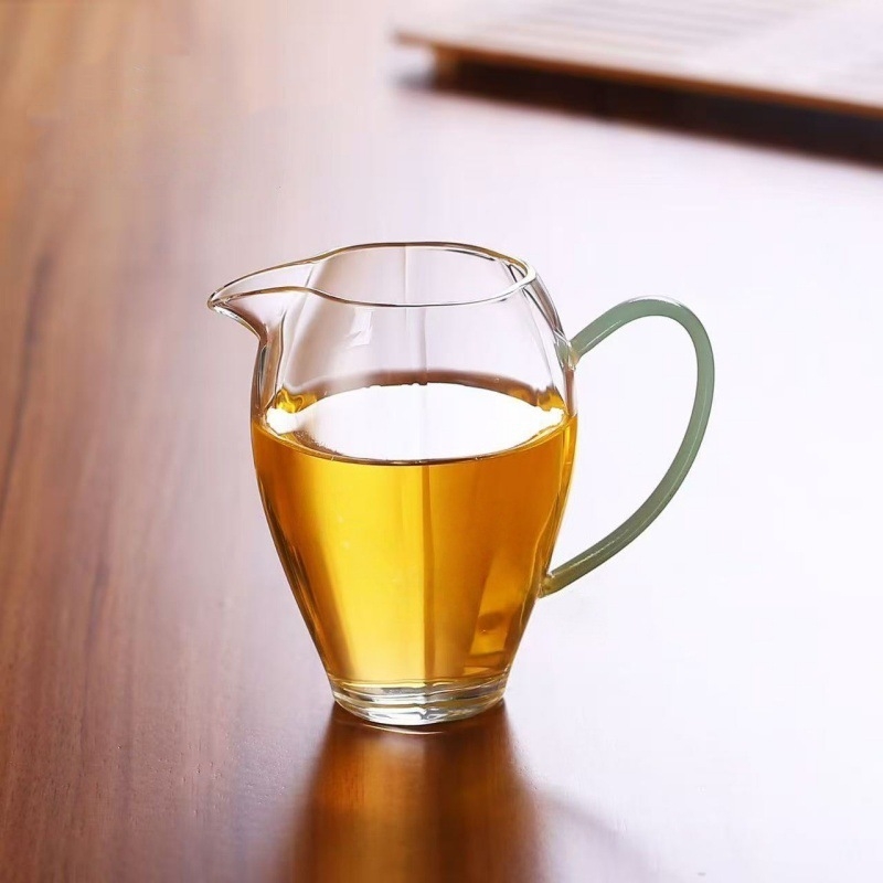 Ceasca de ceai cu mâner colorat din sticlă borosilicată, design modern și simplu pentru uz casnic, rezistentă la temperatură