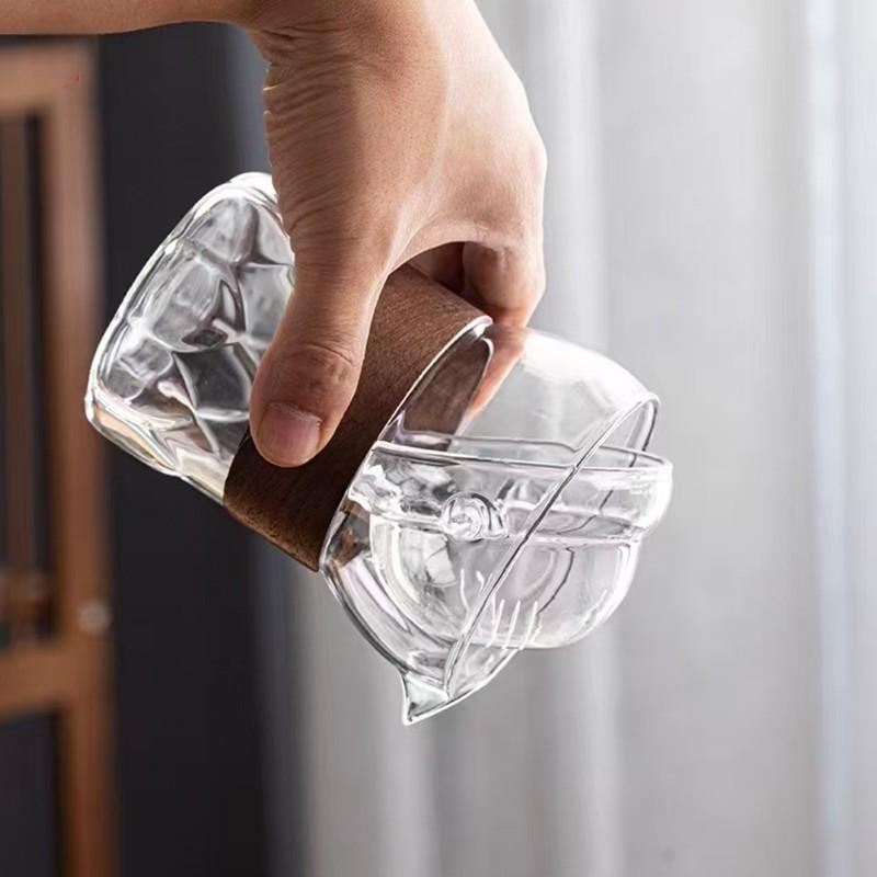 Ceșcuță de ceai din sticlă borosilicat rezistentă la căldură, cu filtru de ceai și inel din lemn izolant