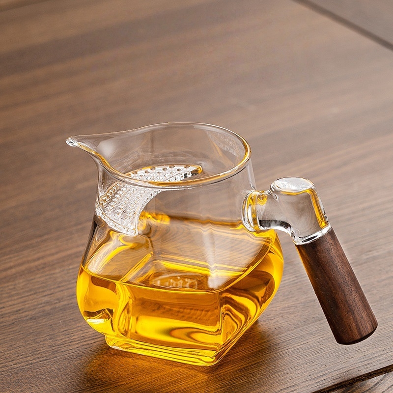 Ceasă de ceai din sticlă borosilicată înaltă, în formă de semilună, cu filtru integrat, mâner din lemn de nuc, separator pentru ceai — set Kung Fu cu ceașă echitabilă