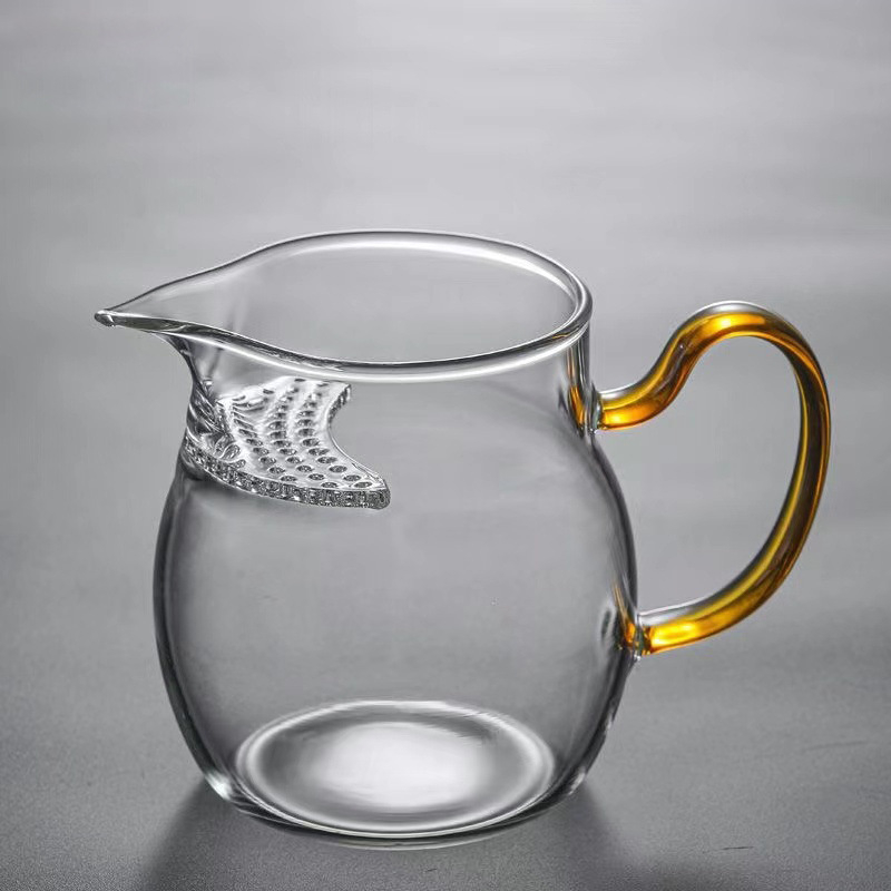 Cească Gongdao pentru ceai, cu formă semilunară, mâner colorat, sticlă borosilicată rezistentă la căldură, filtru încorporat și gură ascuțită