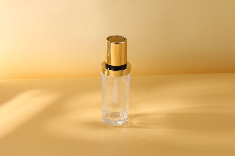Prozirna staklena boca s pumpom za kozmetiku i njegu kože, kapaciteti 30 ml, 50 ml ili 100 ml