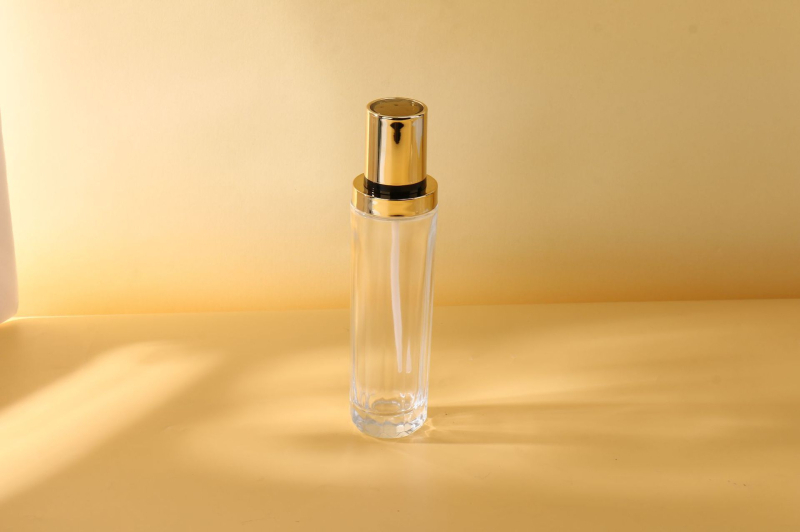 Prozirna staklena boca s pumpom za kozmetiku i njegu kože, kapaciteti 30 ml, 50 ml ili 100 ml