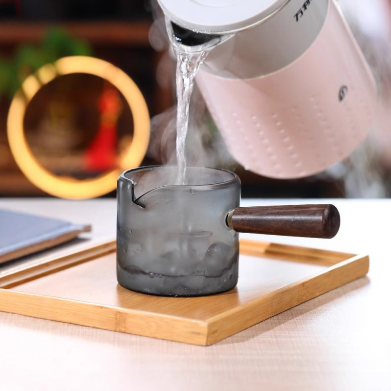 Ceainic din sticlă borosilicat rezistent la căldură, cu mâner lateral din lemn, pentru infuzat ceaiuri florale și ceai de mandarine mici