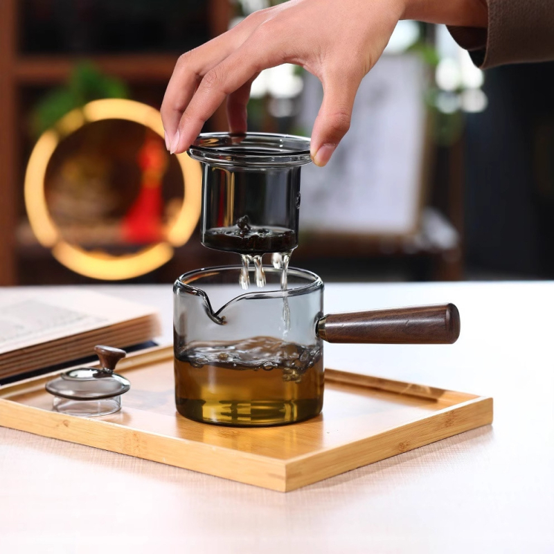 Ceainic din sticlă borosilicat rezistent la căldură, cu mâner lateral din lemn, pentru infuzat ceaiuri florale și ceai de mandarine mici