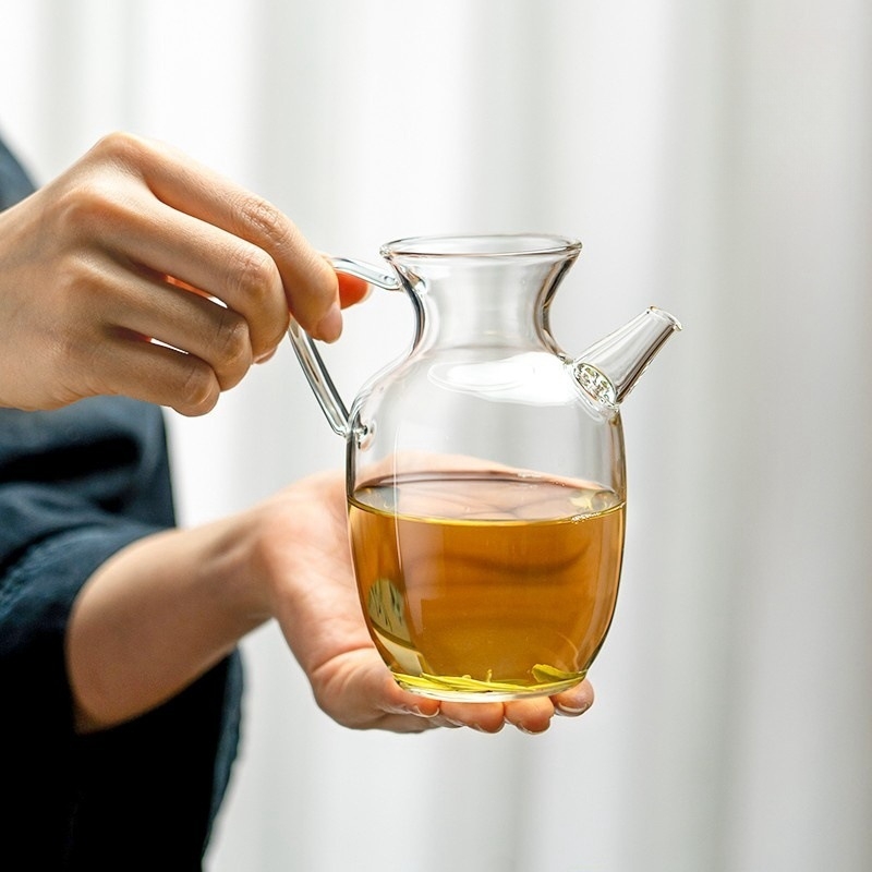 Ceainic minimalist transparent în stil Song, cu mâner, din sticlă borosilicat de înaltă rezistență la căldură.