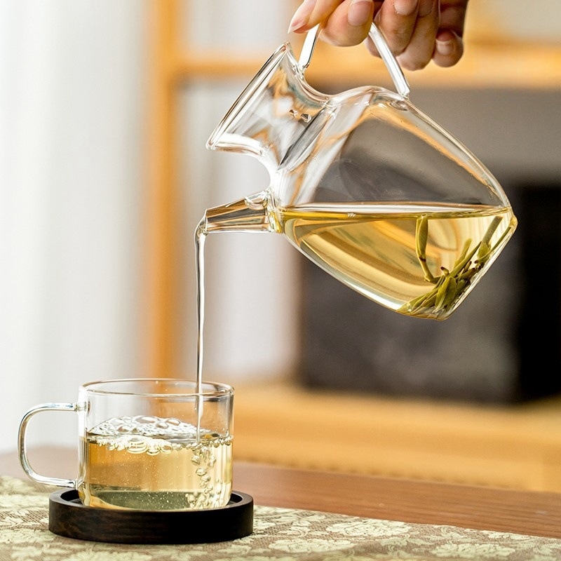 Ceainic minimalist transparent în stil Song, cu mâner, din sticlă borosilicat de înaltă rezistență la căldură.