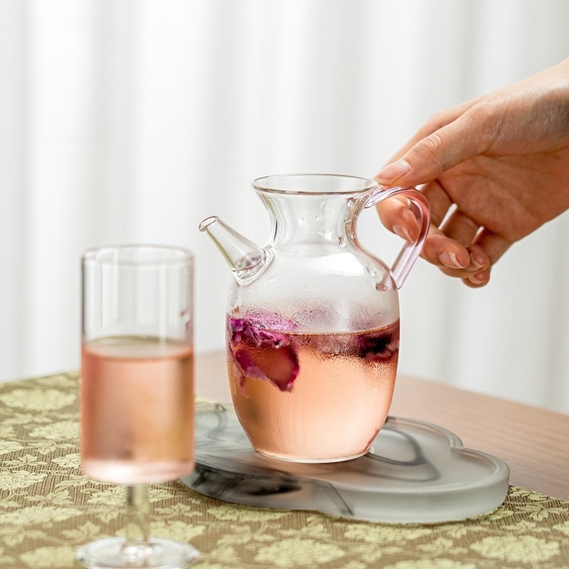 Ceainic minimalist transparent în stil Song, cu mâner, din sticlă borosilicat de înaltă rezistență la căldură.