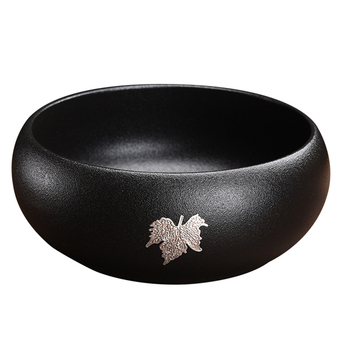 Set de ceai ceramic negru, cu inserții din tin, pentru uz casnic modern; include ceșcuța de ceai, spalător pentru pensule, bazin de apă și vas pentru zațul de ceai.