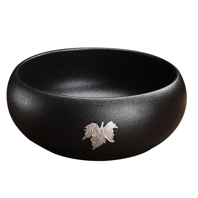 Set de ceai ceramic negru, cu inserții din tin, pentru uz casnic modern; include ceșcuța de ceai, spalător pentru pensule, bazin de apă și vas pentru zațul de ceai.
