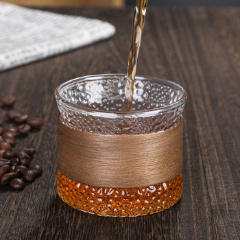 Ceașcă de cafea din sticlă cu inel din lemn izolant, textură ciocănită și vene verticale