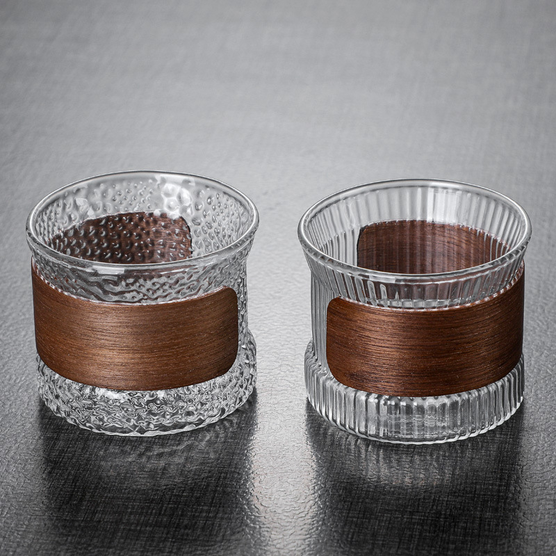 Ceașcă de cafea din sticlă cu inel din lemn izolant, textură ciocănită și vene verticale